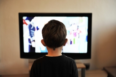 ילד צופה בטלויזיה